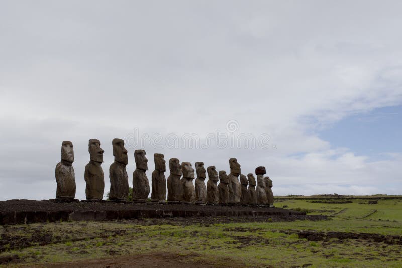 Geschnitzte Steinstatuen - Moais - Ahu Tongariki, Osterinsel Osterinsel Rapa Nui/- Chile stockbild Geschnitzte Steinstatuen - Moais - Ahu Tongariki, Osterinsel Osterinsel Rapa Nui/- Chile stockbild