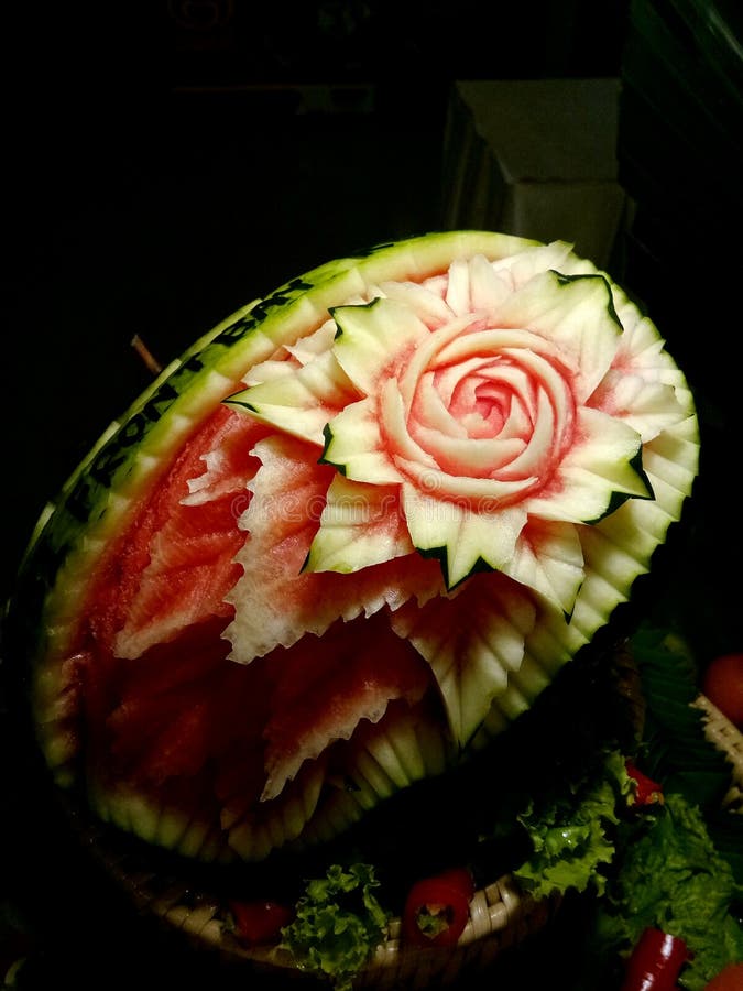 Geschnitzte Wassermelone stockfoto. Bild von frucht - 107736536