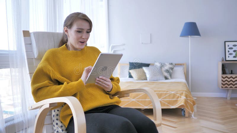 Geschokte, Overweldigde Vrouw die Tablet voor het Doorbladeren gebruiken stock afbeeldingen Geschokte, Overweldigde Vrouw die Tablet voor het Doorbladeren gebruiken stock afbeeldingen