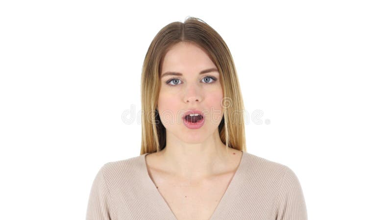 Geschokte Vrouw, die terwijl Status op Witte Achtergrond benieuwd zijn royalty-vrije stock foto's Geschokte Vrouw, die terwijl Status op Witte Achtergrond benieuwd zijn royalty-vrije stock foto's