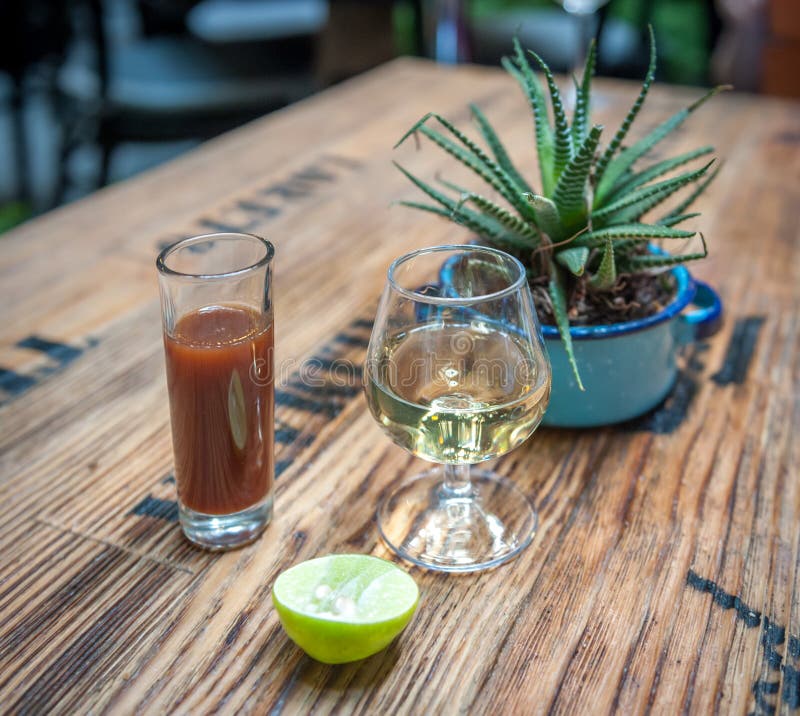Geschossen vom Tequila, sangrita und Kalk - trinken Sie mexikanische Art lizenzfreie stockfotografie Geschossen vom Tequila, sangrita und Kalk - trinken Sie mexikanische Art lizenzfreie stockfotografie
