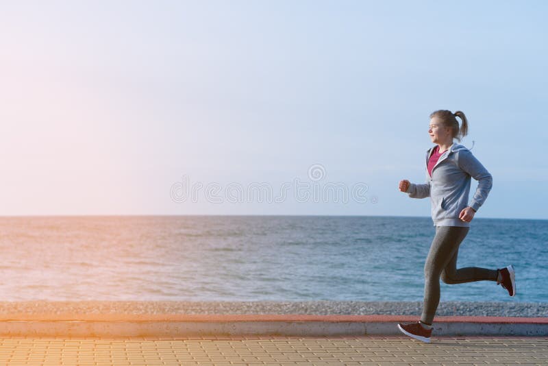 Geschossen von einem schönen athletischen Frauentraining bei Sonnenaufgang stockbild Geschossen von einem schönen athletischen Frauentraining bei Sonnenaufgang stockbild