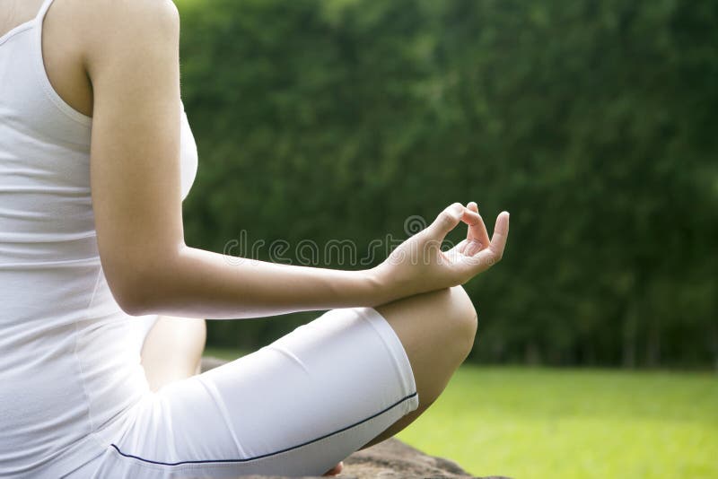 Geschossenes im Freien des Yoga Stellung lizenzfreie stockfotografie Geschossenes im Freien des Yoga Stellung lizenzfreie stockfotografie