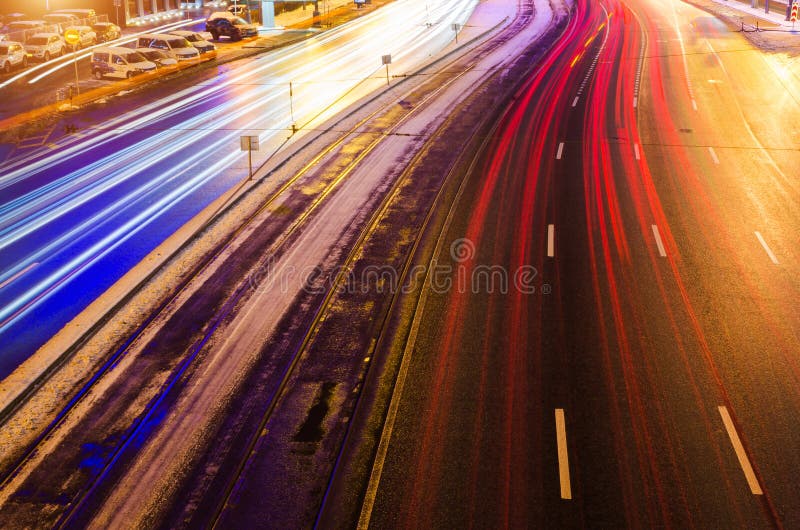 Geschwindigkeits-Ampel schleppt auf Autobahnlandstraße nachts, städtischer Hintergrund der langen Belichtungszusammenfassung stockfotos Geschwindigkeits-Ampel schleppt auf Autobahnlandstraße nachts, städtischer Hintergrund der langen Belichtungszusammenfassung stockfotos