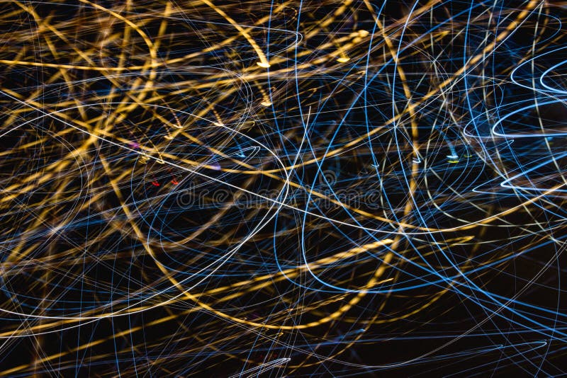 Geschwindigkeitslichtspuren nachts stockbild Geschwindigkeitslichtspuren nachts stockbild