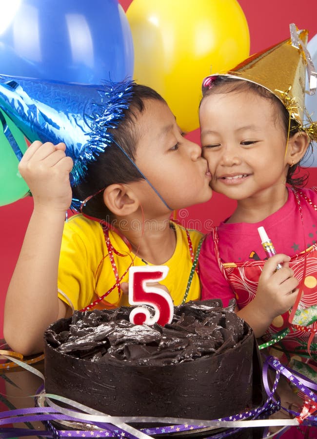 Geschwister, die Geburtstag feiern lizenzfreie stockfotos Geschwister, die Geburtstag feiern lizenzfreie stockfotos
