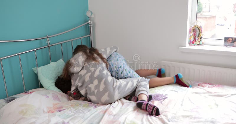 Obere Sicht Auf Die Kinder Im Bett Mit Grauer Abdeckung Kleiner Junge Und  Kleiner Junge, Bruder Und Schwester, Geschwister Spiele Stockbild - Bild  von morgen, kindheit: 179949421