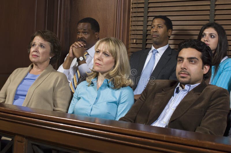 Geschworene, die im Gerichtssaal während der Verhandlung sitzen