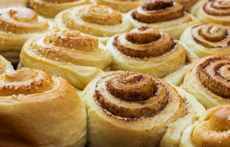 Geschwungene Brötchen Aus Hefeteig Mit Zimt, Rohrzucker Und Kokosnuss ...