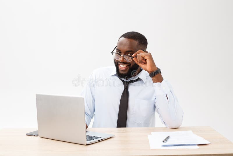 Geschäft ist sein Leben Netter junger afrikanischer Mann in der formellen Kleidung und im Arbeiten an Laptop stockfoto Geschäft ist sein Leben Netter junger afrikanischer Mann in der formellen Kleidung und im Arbeiten an Laptop stockfoto