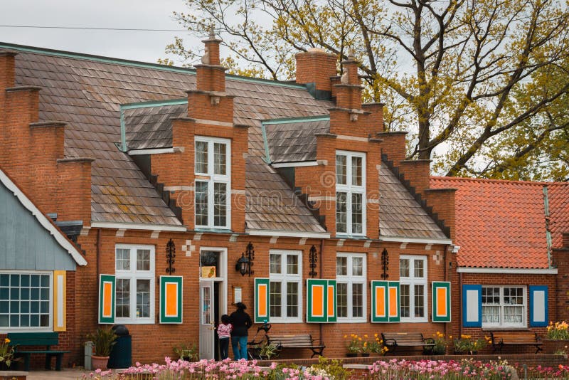 Geschäfte auf Windmühle Insel während des Tulpenzeitfestivals in Holland Michigan lizenzfreies stockfoto