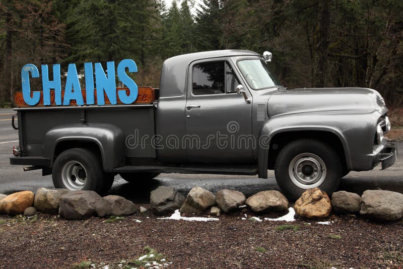 Geschäfts-LKW-Konzept, das Gummireifenketten bekanntmacht stockfotografie