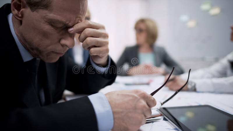 Geschäftsarbeitskraft-Gefühlsschlimme kopfschmerzen an der Sitzung, an der Arbeitsfrustration und am Druck