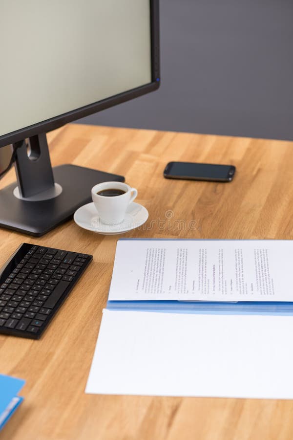 Geschäftsarbeitsplatz mit Computerpapieren und -kaffee lizenzfreie stockfotos Geschäftsarbeitsplatz mit Computerpapieren und -kaffee lizenzfreie stockfotos