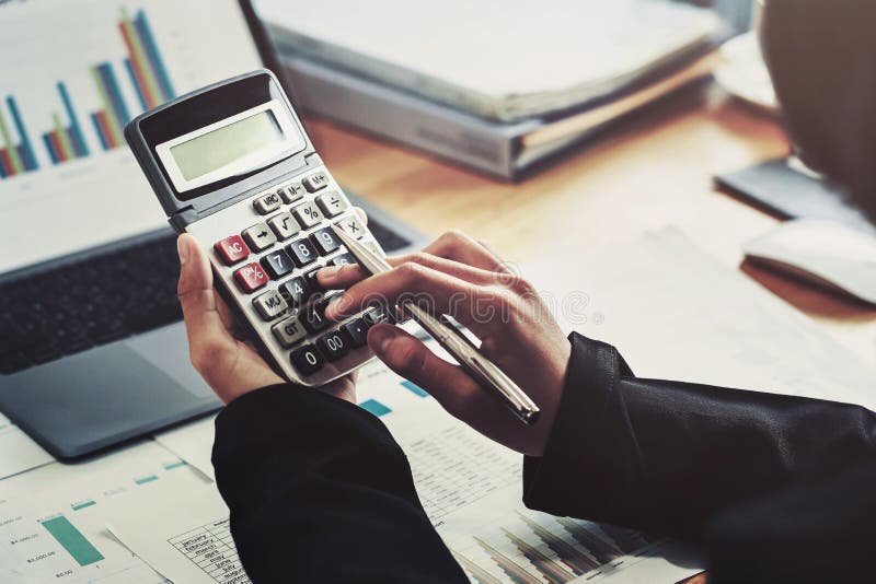 Geschäftsbuchhaltungsfinanzkonzept der Buchhalter, der Taschenrechner für verwendet, berechnen mit Laptopfunktion im Büro stockfotografie Geschäftsbuchhaltungsfinanzkonzept der Buchhalter, der Taschenrechner für verwendet, berechnen mit Laptopfunktion im Büro stockfotografie