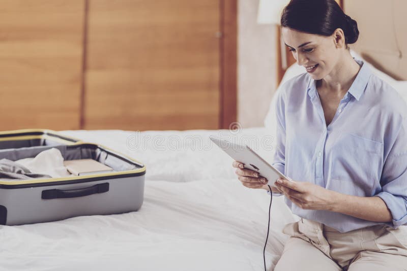 Geschäftsdame, die Tablette mit Internet verwendet stockfoto