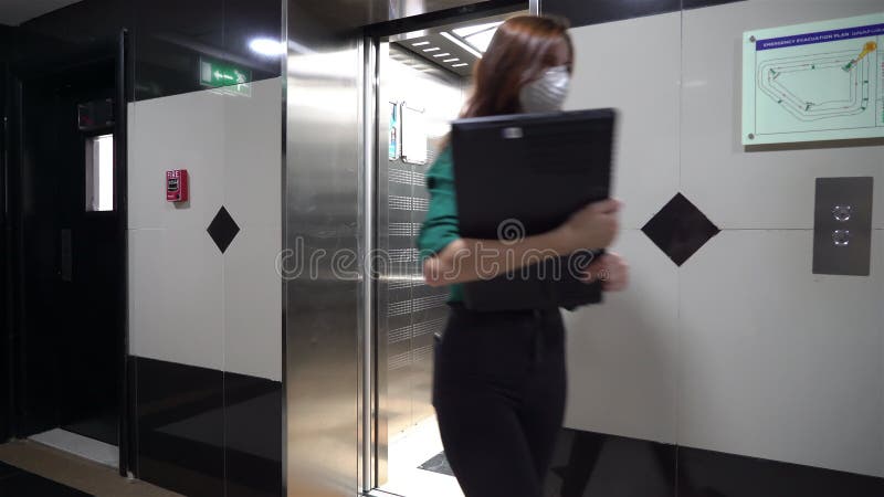 Geschäftsdame lässt einen Aufzug