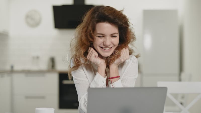 Geschäftsfrau-Arbeitscomputer zu Hause Glückliche junge Dame, die mit Laptop sitzt