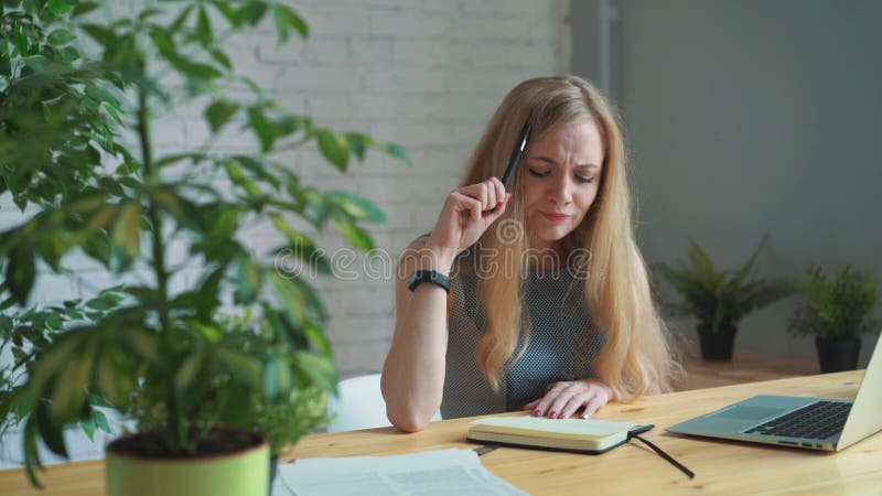 Geschäftsfrau am Arbeitsschreiben in einem Notizbuch