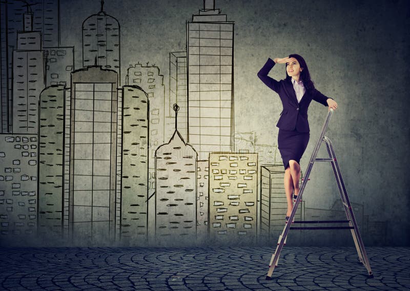 Geschäftsfrau auf einer Leiter, die weit weg schaut, prognostizierend Immobilienmarkt