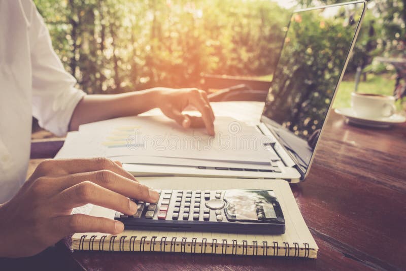 Geschäftsfrau berechnen und das Diagrammdokument analysierend, das mit Laptopweinleseton finanziell ist lizenzfreie stockfotos Geschäftsfrau berechnen und das Diagrammdokument analysierend, das mit Laptopweinleseton finanziell ist lizenzfreie stockfotos
