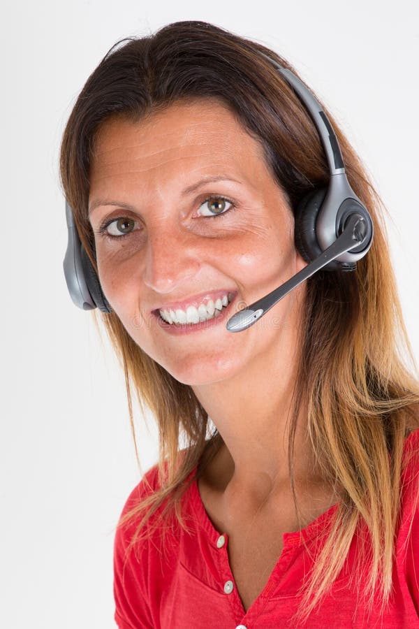 Geschäftsfrau in callcenter Büro mit Kopfhörerhilfskundenbetreuung lizenzfreies stockfoto Geschäftsfrau in callcenter Büro mit Kopfhörerhilfskundenbetreuung lizenzfreies stockfoto