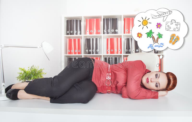 Geschäftsfrau, die auf dem Tisch schläft und über Ferien träumt lizenzfreies stockbild Geschäftsfrau, die auf dem Tisch schläft und über Ferien träumt lizenzfreies stockbild