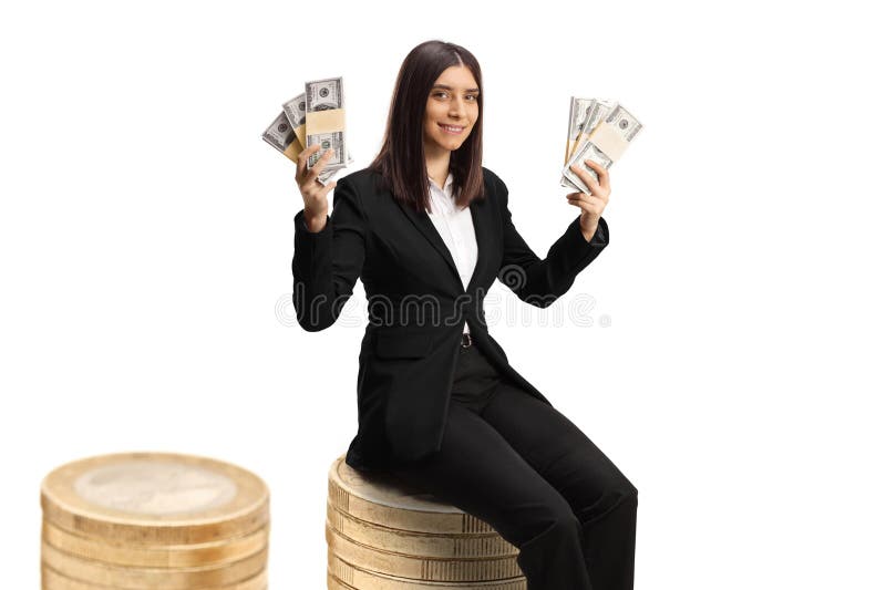 Geschäftsfrau, die auf Münzen sitzt und Geld hält stockfotografie