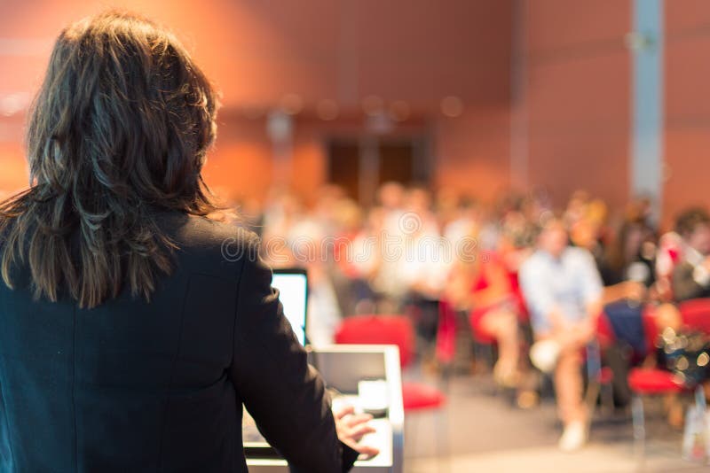 Geschäftsfrau, die bei der Konferenz konferiert stockfoto