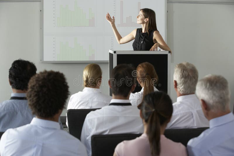 Geschäftsfrau, die Darstellung bei der Konferenz liefert lizenzfreies stockfoto Geschäftsfrau, die Darstellung bei der Konferenz liefert lizenzfreies stockfoto