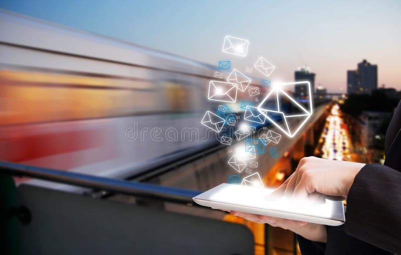 Geschäftsfrau, die E-Mail-Marketing sendet lizenzfreies stockfoto Geschäftsfrau, die E-Mail-Marketing sendet lizenzfreies stockfoto