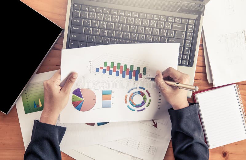 Geschäftsfrau, die Geschäftsbericht mit Diagrammen und Diagramm analysiert lizenzfreies stockbild Geschäftsfrau, die Geschäftsbericht mit Diagrammen und Diagramm analysiert lizenzfreies stockbild
