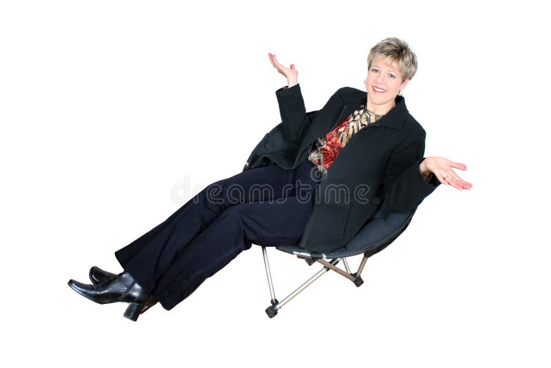 Geschäftsfrau, die im schwarzen Stuhl sitzt lizenzfreie stockfotografie Geschäftsfrau, die im schwarzen Stuhl sitzt lizenzfreie stockfotografie