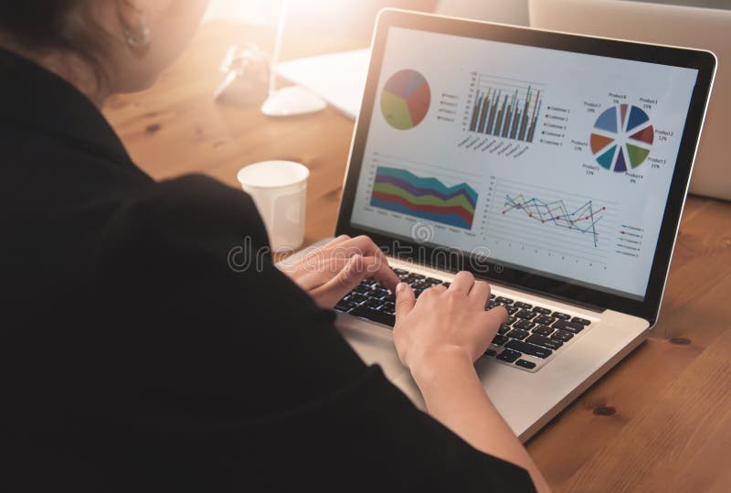 Geschäftsfrau, die Laptop für ihre Arbeit verwendet stockbild Geschäftsfrau, die Laptop für ihre Arbeit verwendet stockbild