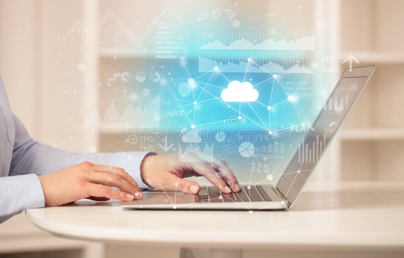 Geschäftsfrau, die an Laptop mit Wolkentechnologiekonzept arbeitet lizenzfreies stockfoto
