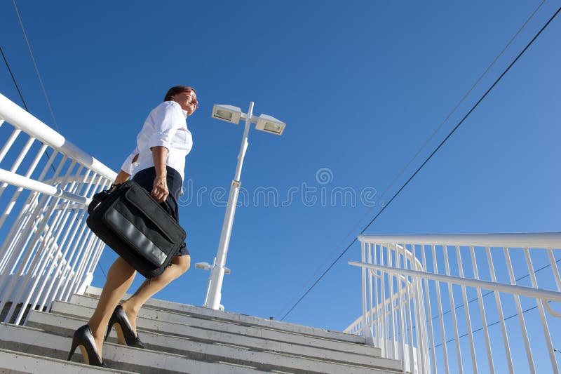 Geschäftsfrau, die oben geht lizenzfreies stockbild Geschäftsfrau, die oben geht lizenzfreies stockbild