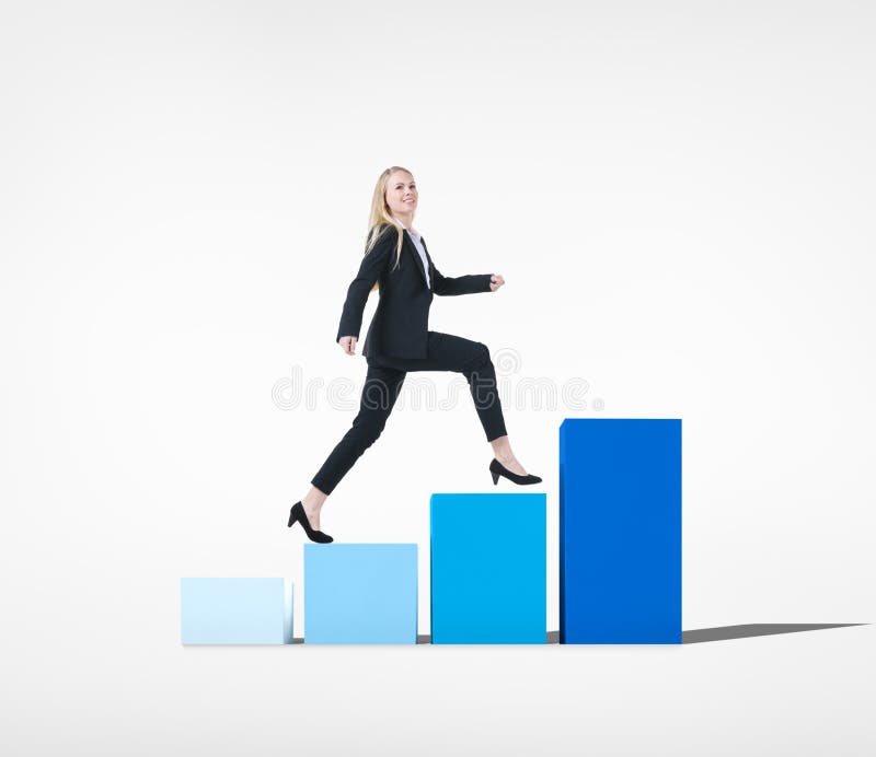 Geschäftsfrau, die in Richtung zum Erfolg auf Diagramm geht stockfotografie Geschäftsfrau, die in Richtung zum Erfolg auf Diagramm geht stockfotografie