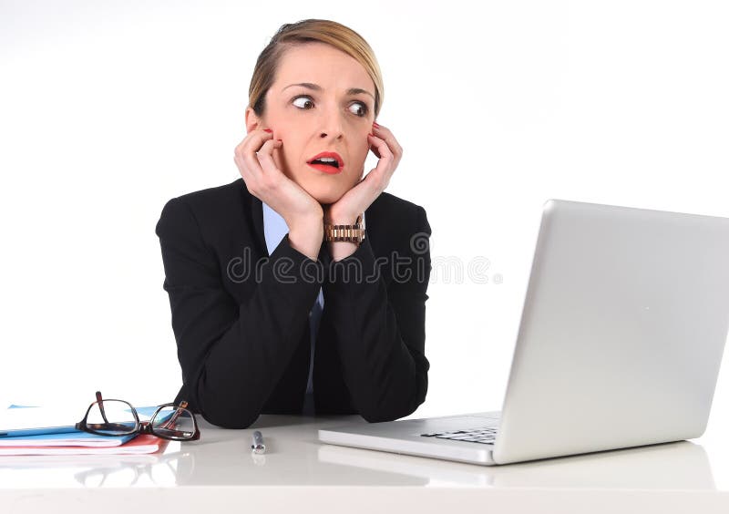 Geschäftsfrau, die am Schreibtisch arbeitet mit Laptop im Druck schaut umgekippt sitzt stockfotos Geschäftsfrau, die am Schreibtisch arbeitet mit Laptop im Druck schaut umgekippt sitzt stockfotos