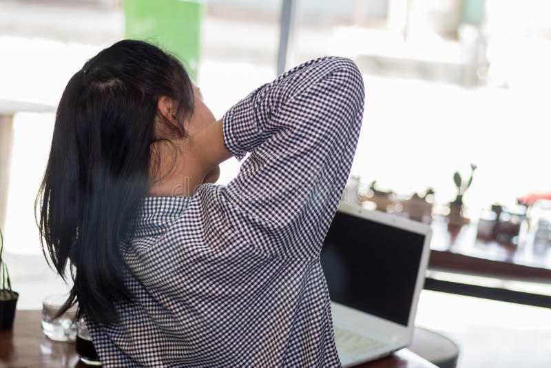 Geschäftsfrau, die schwer bis Nackenschmerzen arbeitet lizenzfreies stockbild Geschäftsfrau, die schwer bis Nackenschmerzen arbeitet lizenzfreies stockbild