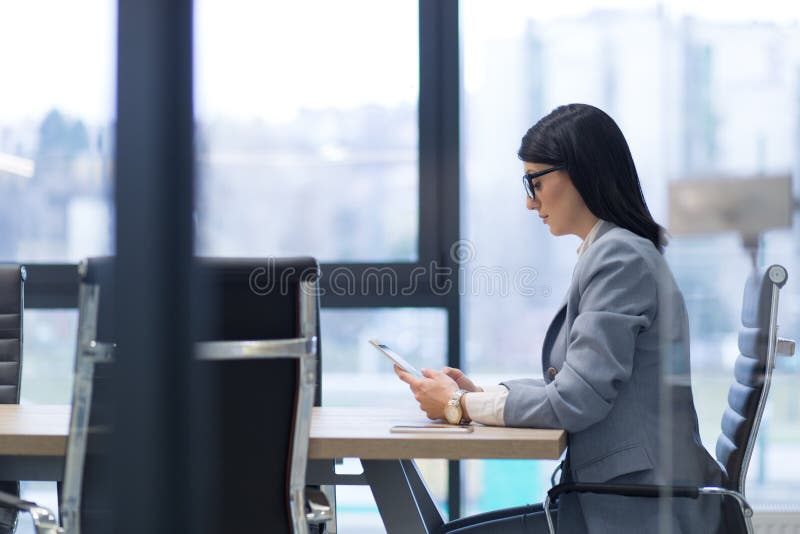 Geschäftsfrau, die Tablette verwendet stockbilder Geschäftsfrau, die Tablette verwendet stockbilder