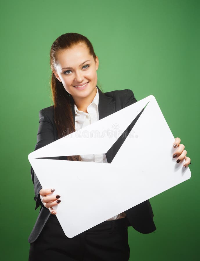 Geschäftsfrau, die Umschlag auf grünem Hintergrund hält lizenzfreies stockbild Geschäftsfrau, die Umschlag auf grünem Hintergrund hält lizenzfreies stockbild