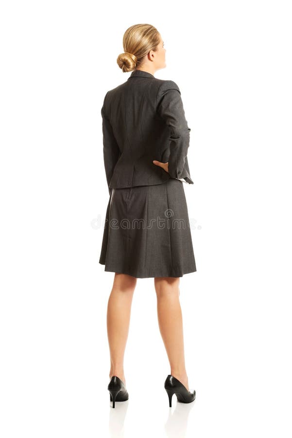 Geschäftsfrau, die zurück in der überzeugten Haltung steht lizenzfreies stockbild