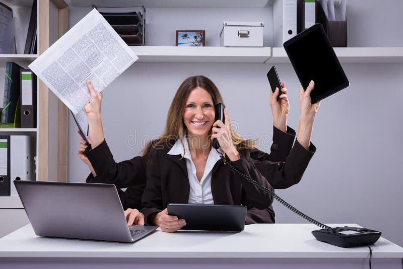 Geschäftsfrau Doing Multitasking Work im Büro