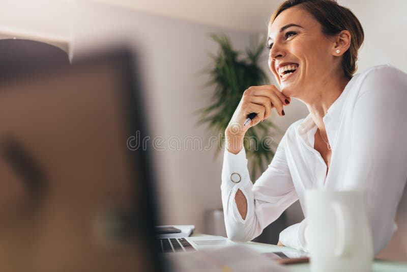 Geschäftsfrau im Büro lizenzfreies stockfoto