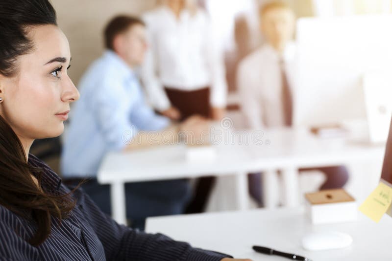 Geschäftsfrau mit Computer am Arbeitsplatz in sonnigen Büro. Arbeit für Freude und Erfolg stockbild