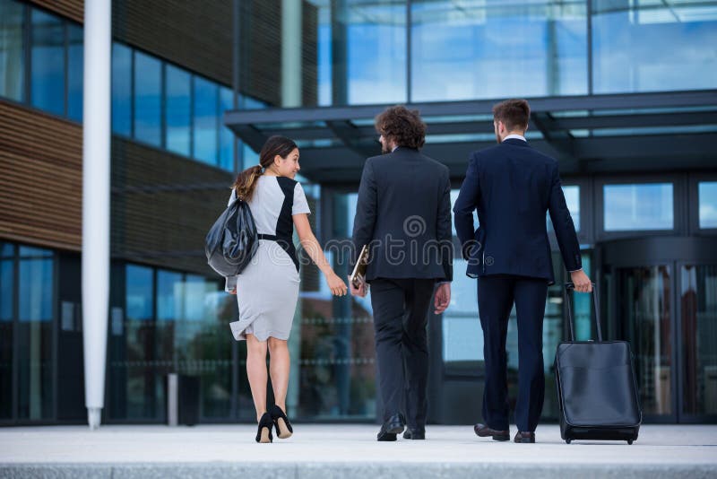 Geschäftsfrau mit dem Kollegegehen stockbild Geschäftsfrau mit dem Kollegegehen stockbild