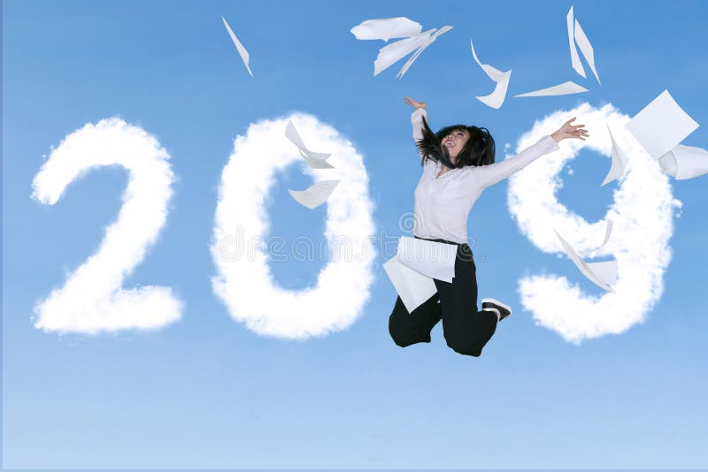Geschäftsfrau mit Dokumenten und Nr. 2019 lizenzfreie stockfotografie Geschäftsfrau mit Dokumenten und Nr. 2019 lizenzfreie stockfotografie