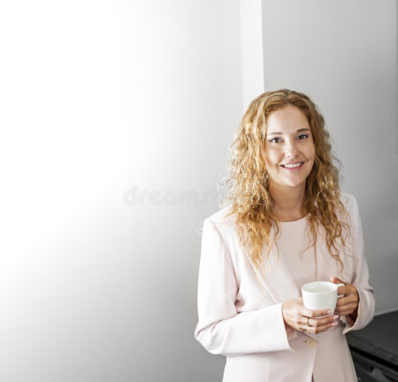 Geschäftsfrau mit Kaffee lizenzfreies stockbild Geschäftsfrau mit Kaffee lizenzfreies stockbild