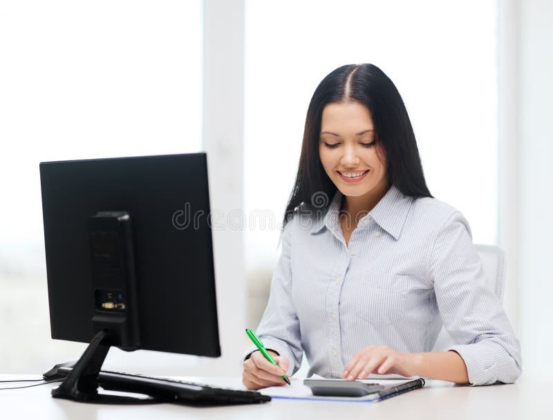 Geschäftsfrau oder Student, die mit Taschenrechner arbeiten stockfotografie Geschäftsfrau oder Student, die mit Taschenrechner arbeiten stockfotografie