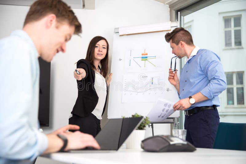 Geschäftsfrau-Pointing At Male-Kollege, der Laptop verwendet lizenzfreies stockfoto Geschäftsfrau-Pointing At Male-Kollege, der Laptop verwendet lizenzfreies stockfoto